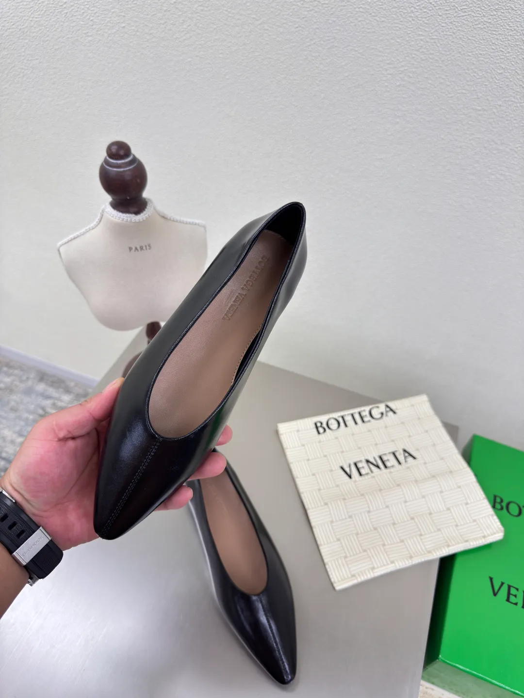 👟👟Ex-factory price 640👟👟 BV women's Sofia ballet shoes leather ballet shoes silver family elements woven series high version small round toe essential for commuting BV early autumn series are so beautiful💯 The use of elegant materials in shoes is intellectual, elegant and capable, full of high-end sense✅The design is beautiful~~ The fabric is made of original consistent lambskin and the shaping technology pursues the perfection of the internal process✅ Heel The foot pads are made of lambskin, never sloppy 🆚Original💯 Outsole technology Brand classic The new season uses Italian genuine leather outsole with clear dyeing technology and rubber square technology 💯 Comfortable and high-end flat design makes travel more comfortable and confident 35 36 37 38 39 40 41 42 (40 41 42 customized code number) Equipped with original packaging Hot glue process logo cloth bag